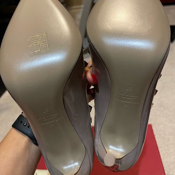 VALENTINO ROCKSTUD PATENT LEATHER PUMPS. SIZE 37. - Picture 3 of 3